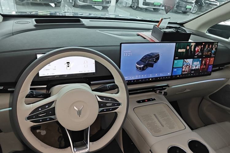 Used VOYAH Dream 2025 PHEV Four-Wheel-Drive Flagship Kunpeng Edition Center Console