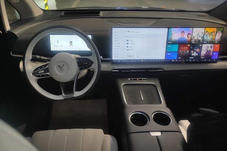 Used VOYAH Dream 2025 PHEV Four-Wheel-Drive Flagship Kunpeng Edition Center Console
