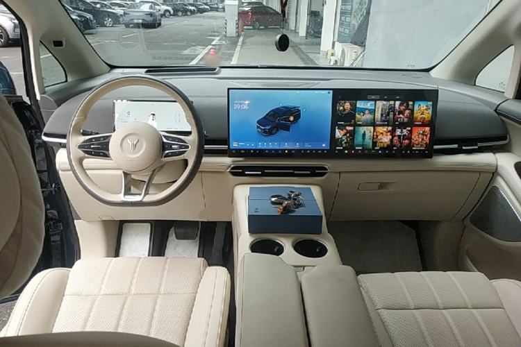 Used VOYAH Dream 2025 PHEV Four-Wheel Drive Prestige Kunpeng Edition Center Console