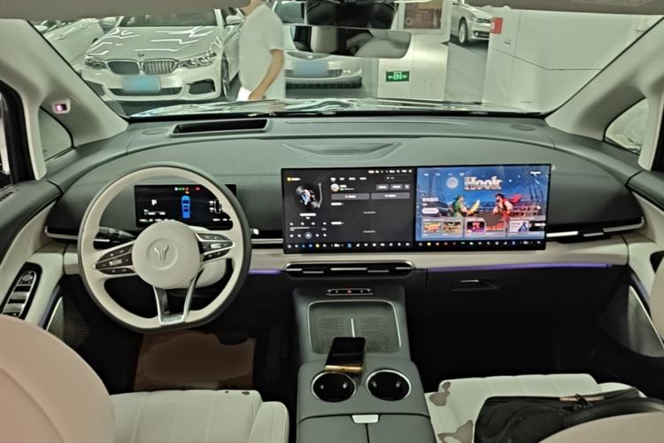 Used VOYAH Dream 2025 PHEV Four-Wheel Drive Prestige Kunpeng Edition Center Console