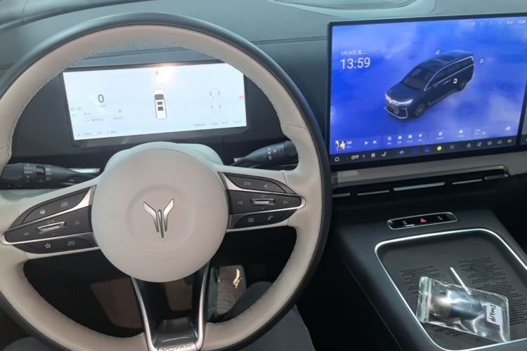 Used VOYAH Dream 2025 PHEV Four-Wheel-Drive Flagship Kunpeng Edition Center Console
