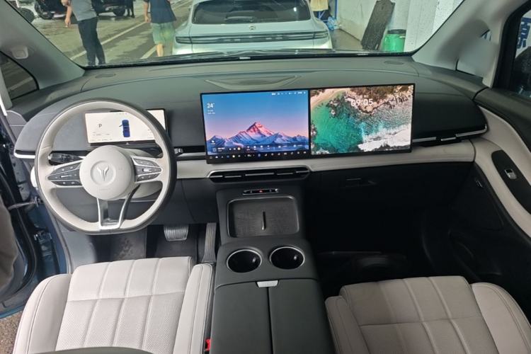Used VOYAH Dream 2025 PHEV Four-Wheel Drive Excellence Kunpeng Edition Center Console