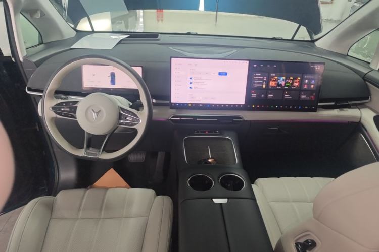 Used VOYAH Dream 2025 PHEV Four-Wheel-Drive Flagship Kunpeng Edition Center Console