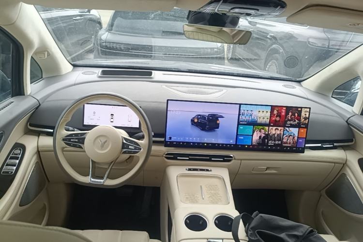 Used VOYAH Dream 2025 PHEV Four-Wheel-Drive Flagship Kunpeng Edition Center Console