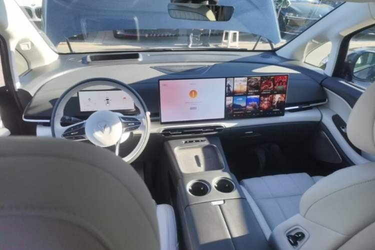 Used VOYAH Dream 2025 PHEV Four-Wheel-Drive Flagship Kunpeng Edition Center Console