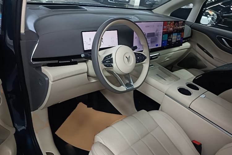 Used VOYAH Dream 2025 PHEV Four-Wheel-Drive Flagship Kunpeng Edition Center Console