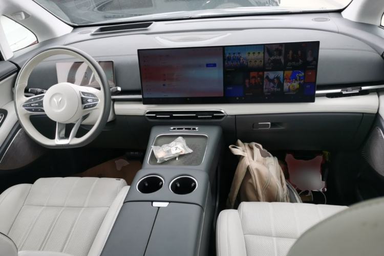 Used VOYAH Dream 2025 PHEV Four-Wheel-Drive Flagship Kunpeng Edition Center Console