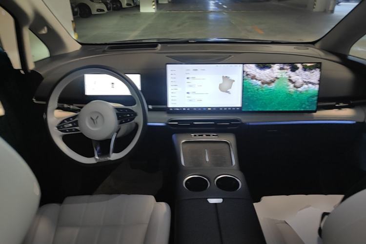 Used VOYAH Dream 2025 PHEV Four-Wheel-Drive Flagship Kunpeng Edition Center Console