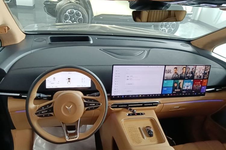 Used VOYAH Dream 2025 PHEV Four-Wheel-Drive Flagship Kunpeng Edition Center Console