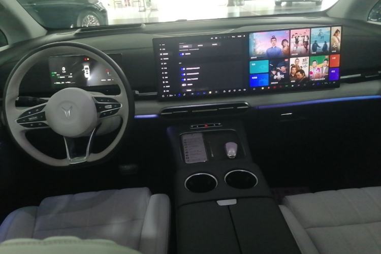 Used VOYAH Dream 2025 PHEV Four-Wheel-Drive Flagship Kunpeng Edition Center Console