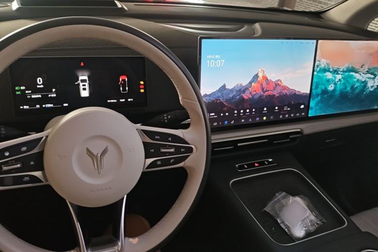 Used VOYAH Dream 2025 PHEV Four-Wheel-Drive Flagship Kunpeng Edition Center Console