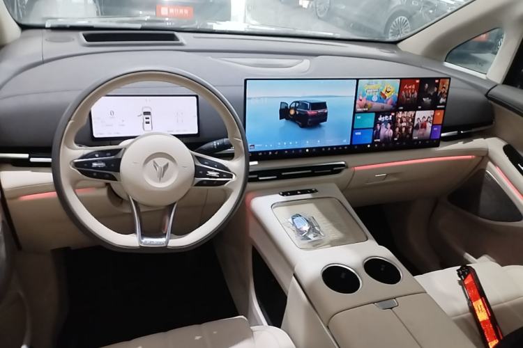Used VOYAH Dream 2025 PHEV Four-Wheel-Drive Flagship Kunpeng Edition Center Console