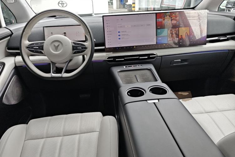 Used VOYAH Dream 2025 PHEV Four-Wheel-Drive Flagship Kunpeng Edition Center Console