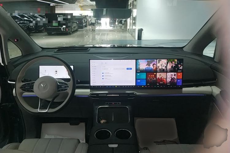 Used VOYAH Dream 2025 PHEV Four-Wheel-Drive Flagship Kunpeng Edition Center Console