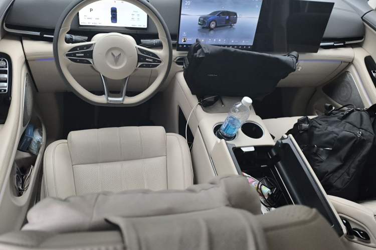 Used VOYAH Dream 2025 PHEV Four-Wheel-Drive Flagship Kunpeng Edition Center Console