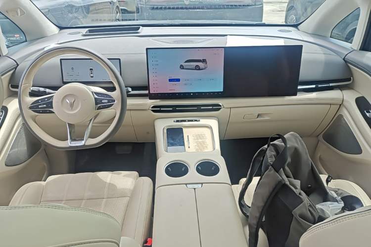 Used VOYAH Dream 2025 PHEV Four-Wheel-Drive Flagship Kunpeng Edition Center Console