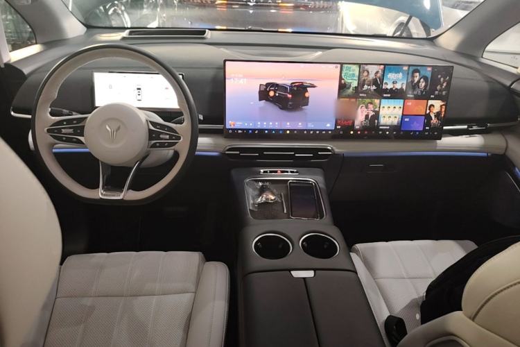 Used VOYAH Dream 2025 PHEV Four-Wheel-Drive Flagship Kunpeng Edition Center Console
