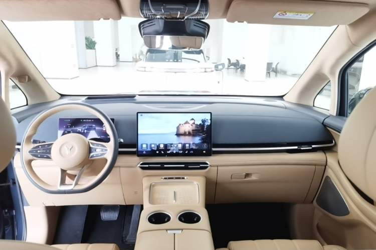 Used VOYAH Dream 2025 PHEV Four-Wheel Drive Prestige Qiankun Edition Center Console