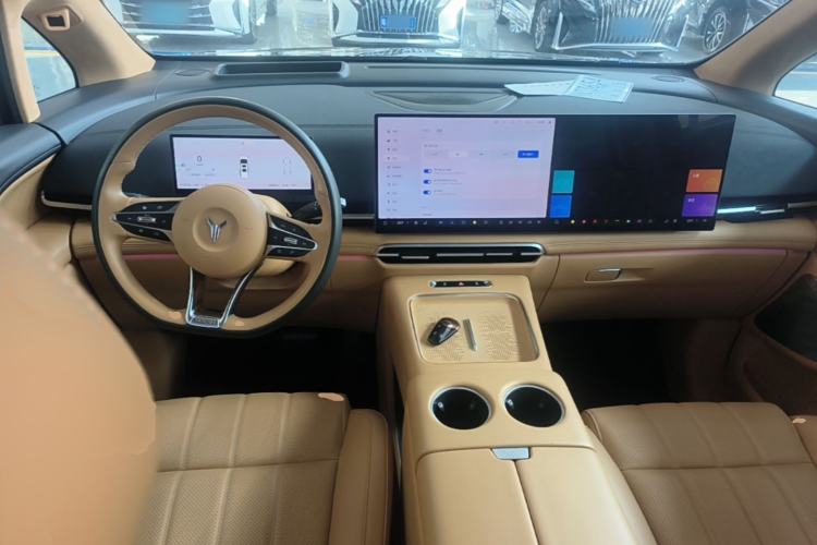 Used VOYAH Dream 2025 PHEV Four-Wheel-Drive Flagship Kunpeng Edition Center Console
