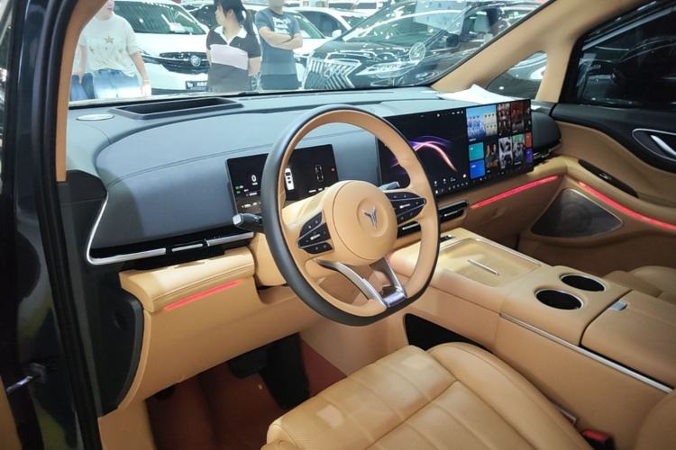 Used VOYAH Dream 2025 PHEV Four-Wheel-Drive Flagship Kunpeng Edition Center Console