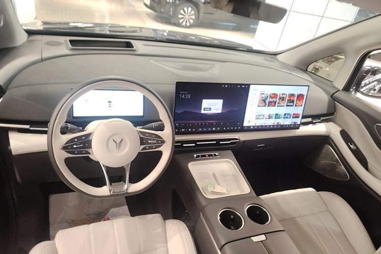Used VOYAH Dream 2025 PHEV Four-Wheel Drive Prestige Kunpeng Edition Center Console
