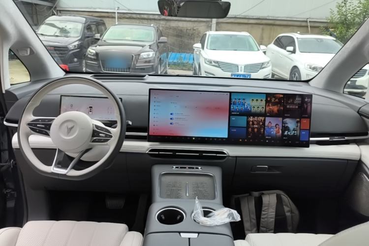 Used VOYAH Dream 2025 PHEV Four-Wheel-Drive Flagship Kunpeng Edition Center Console