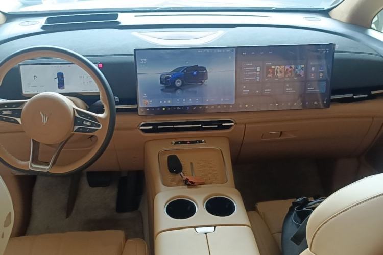Used VOYAH Dream 2025 PHEV Four-Wheel-Drive Flagship Kunpeng Edition Center Console