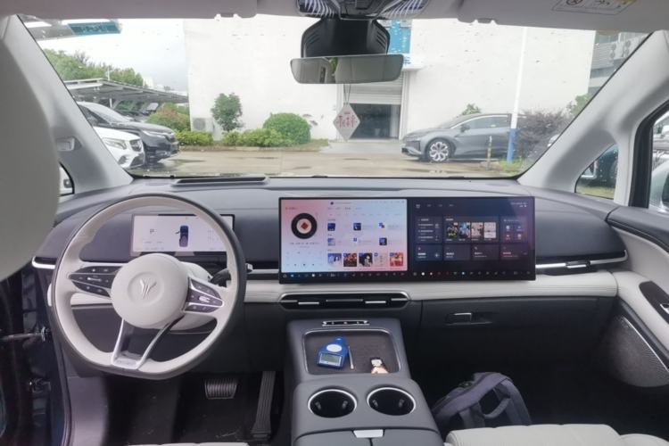 Used VOYAH Dream 2025 PHEV Four-Wheel-Drive Flagship Kunpeng Edition Center Console