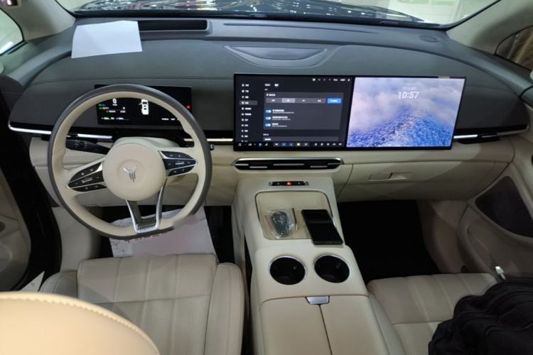 Used VOYAH Dream 2025 PHEV Four-Wheel-Drive Flagship Kunpeng Edition Center Console