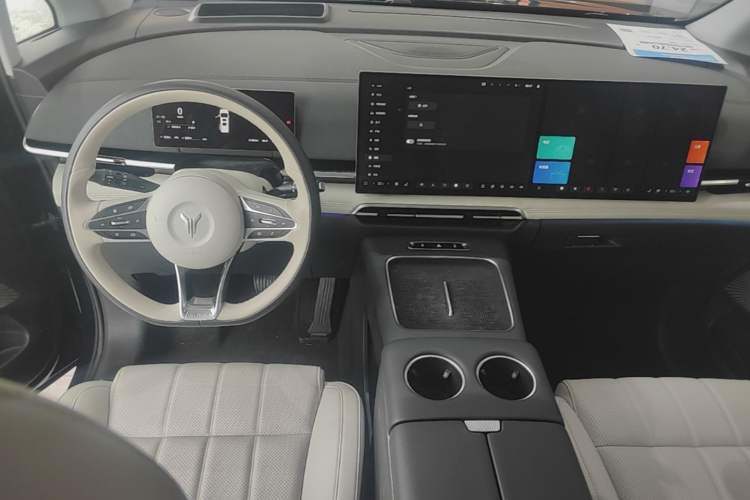 Used VOYAH Dream 2025 PHEV Four-Wheel-Drive Flagship Kunpeng Edition Center Console