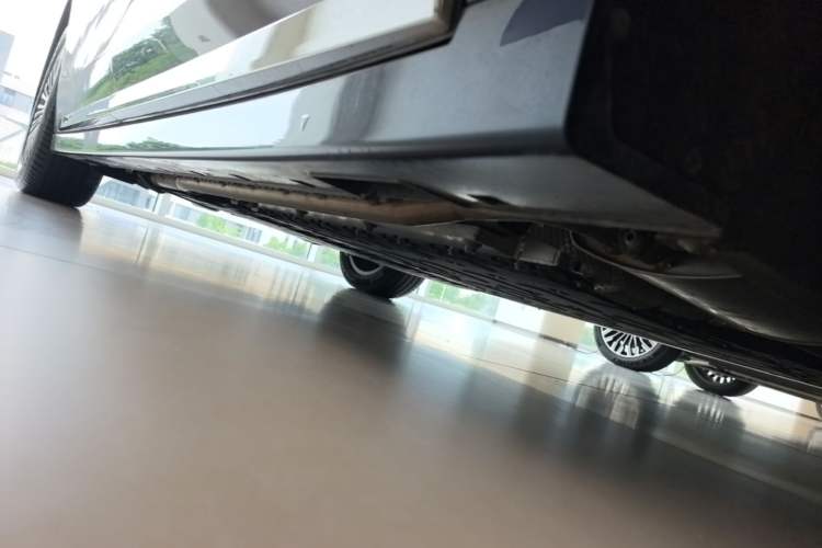 Used VOYAH Dream 2025 PHEV Four-Wheel-Drive Flagship Kunpeng Edition Chassis Front Right