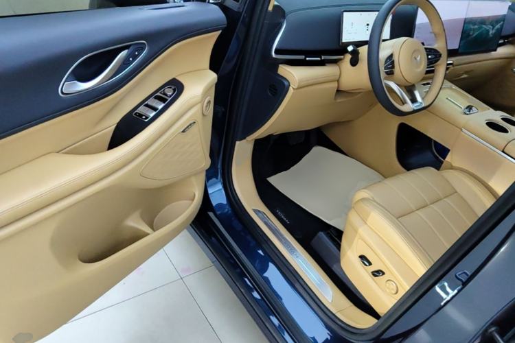 Used VOYAH Dream 2025 PHEV Four-Wheel Drive Excellence Kunpeng Edition Driver Seat