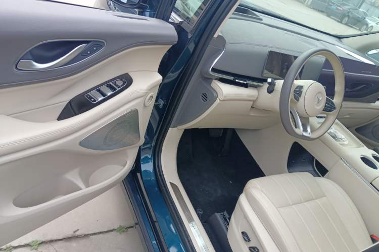 Used VOYAH Dream 2025 EV Four-Wheel Drive Flagship Kunpeng Edition Driver Seat