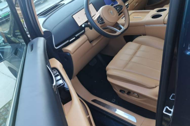 Used VOYAH Dream 2025 PHEV Four-Wheel-Drive Flagship Kunpeng Edition Driver Seat