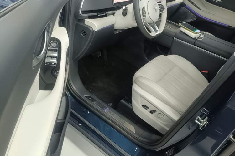 Used VOYAH Dream 2025 PHEV Four-Wheel-Drive Flagship Kunpeng Edition Driver Seat