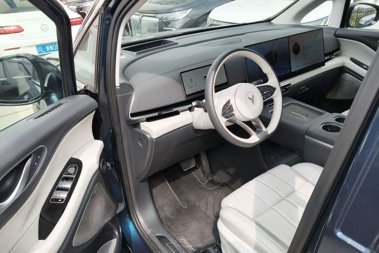 Used VOYAH Dream 2025 PHEV Four-Wheel-Drive Flagship Kunpeng Edition Driver Seat