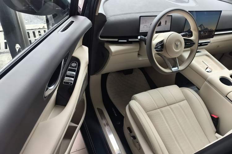 Used VOYAH Dream 2025 PHEV Four-Wheel-Drive Flagship Version – Qiankun Edition Driver Seat
