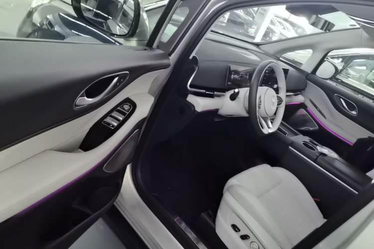 Used VOYAH Dream 2025 EV Four-Wheel-Drive Flagship Qiankun Version Driver Seat