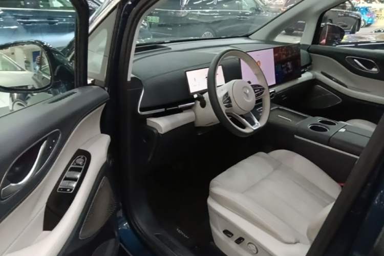 Used VOYAH Dream 2025 PHEV Four-Wheel-Drive Flagship Kunpeng Edition Driver Seat