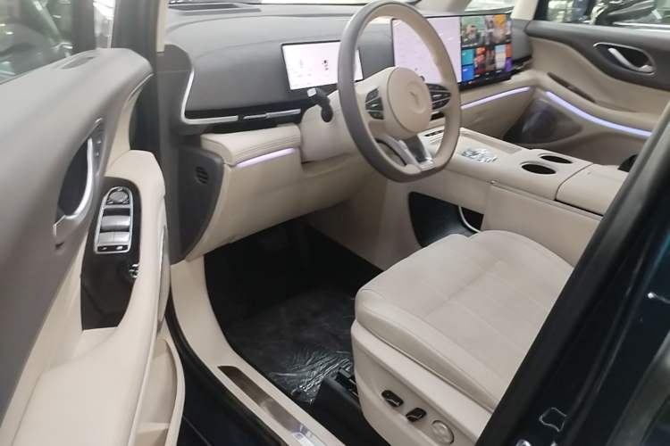 Used VOYAH Dream 2025 PHEV Four-Wheel-Drive Flagship Kunpeng Edition Driver Seat