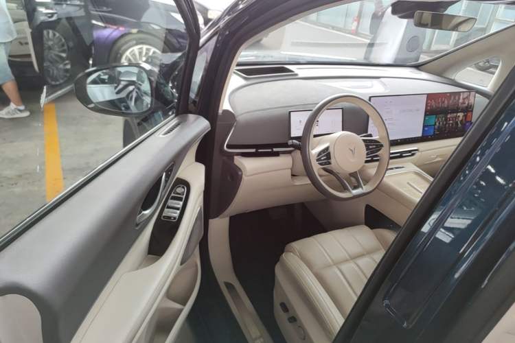 Used VOYAH Dream 2025 PHEV Four-Wheel-Drive Flagship Kunpeng Edition Driver Seat
