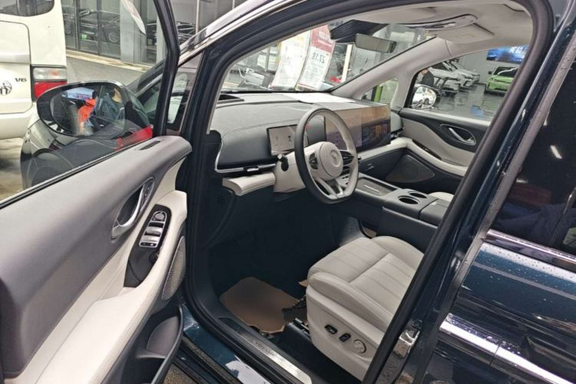 Used VOYAH Dream 2025 PHEV Four-Wheel-Drive Flagship Kunpeng Edition Driver Seat
