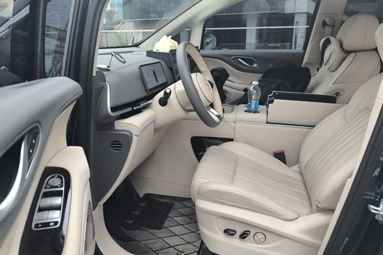 Used VOYAH Dream 2025 PHEV Four-Wheel-Drive Flagship Kunpeng Edition Driver Seat