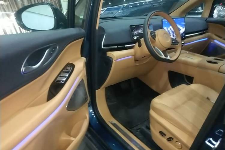 Used VOYAH Dream 2025 PHEV Four-Wheel Drive Prestige Qiankun Edition Driver Seat