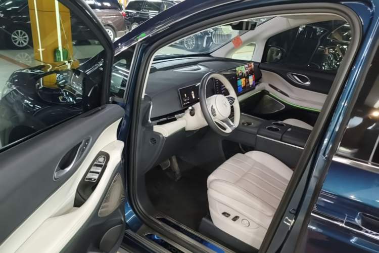 Used VOYAH Dream 2025 PHEV Four-Wheel-Drive Flagship Kunpeng Edition Driver Seat