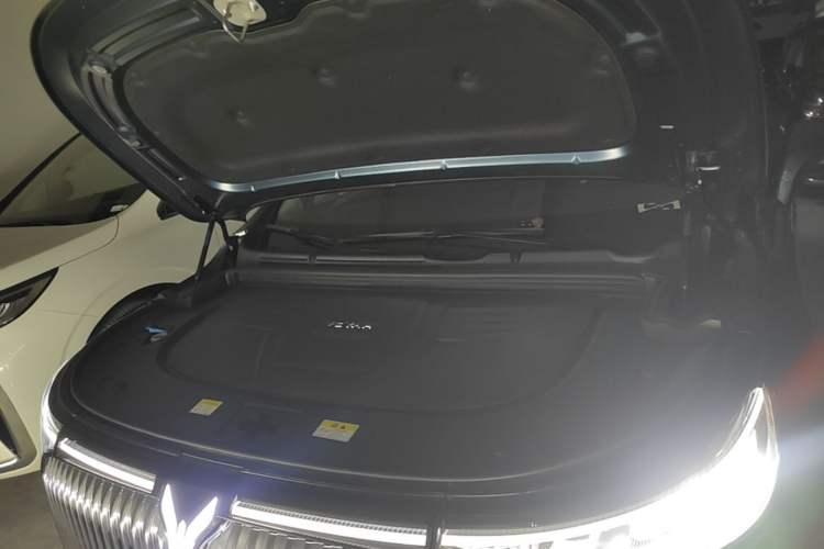 Used VOYAH Dream 2025 PHEV Four-Wheel-Drive Flagship Kunpeng Edition Engine Bay