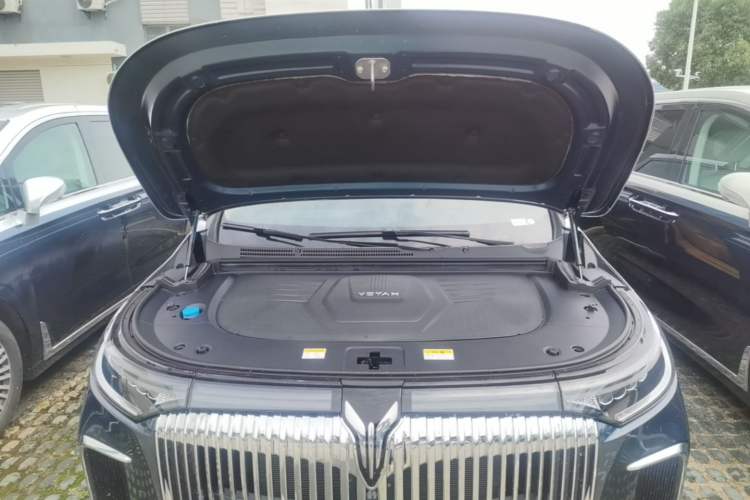 Used VOYAH Dream 2025 PHEV Four-Wheel-Drive Flagship Kunpeng Edition Engine Bay