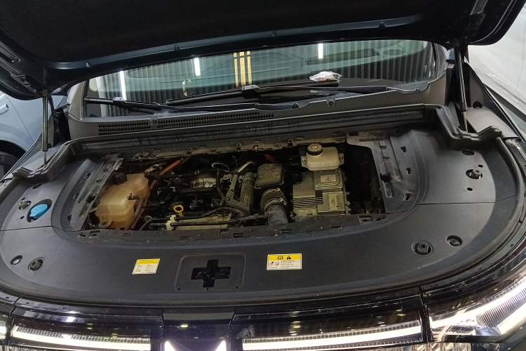 Used VOYAH Dream 2025 PHEV Four-Wheel-Drive Flagship Kunpeng Edition Engine Bay