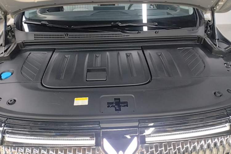 Used VOYAH Dream 2025 EV Four-Wheel Drive Flagship Kunpeng Edition Engine Bay
