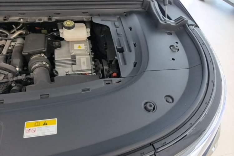 Used VOYAH Dream 2025 PHEV Four-Wheel-Drive Flagship Kunpeng Edition Engine Bay Left